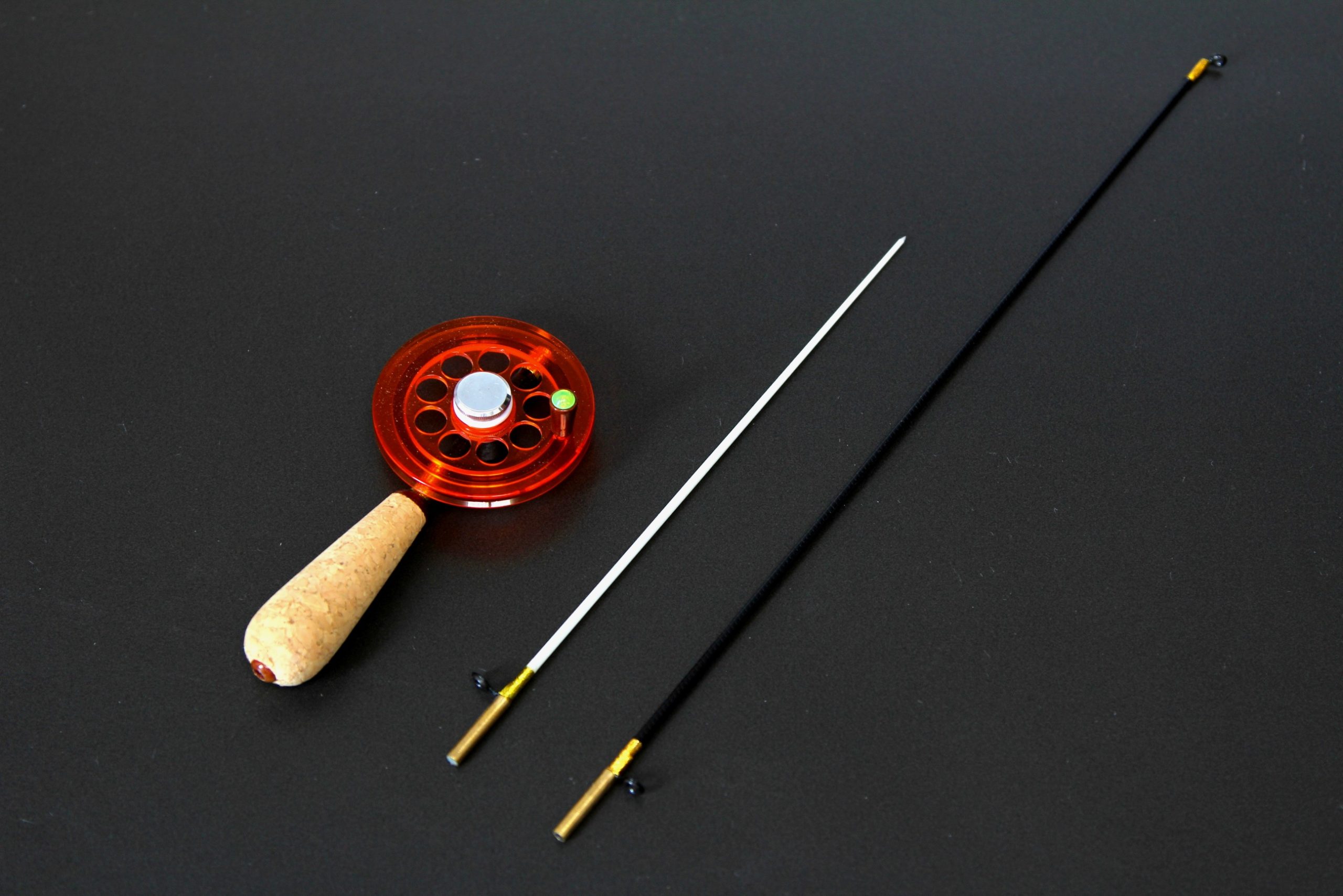 Универсальная зимняя удочка Артуда Трио L, с магнитом, катушкой увеличенного диаметра и двумя сменными хлыстиками, подходящая для зимней рыбалки на самую разную рыбу.