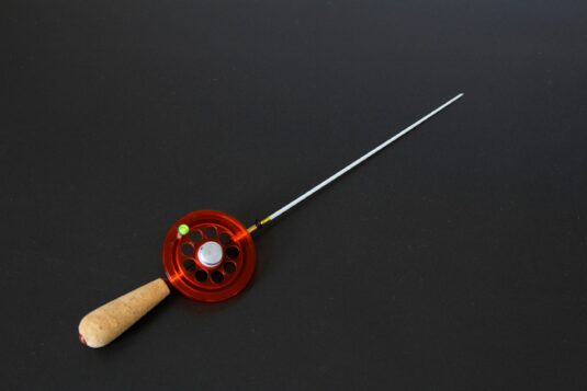 Зимняя удочка ручной работы с магнитом, катушкой увеличенного диаметра и двумя сменными хлыстиками